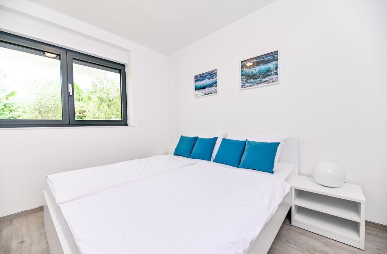 Apartment Flori With Sea View Малинска Экстерьер фото