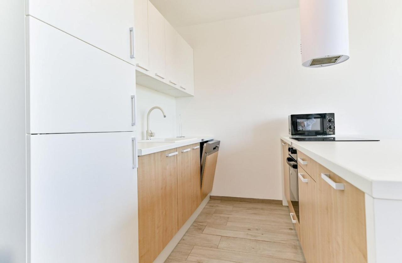 Apartment Flori With Sea View Малинска Экстерьер фото